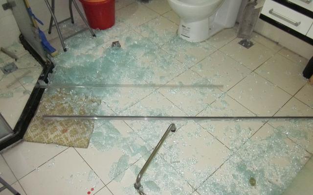 為什麼浴室淋浴拉門的玻璃會突然爆炸？