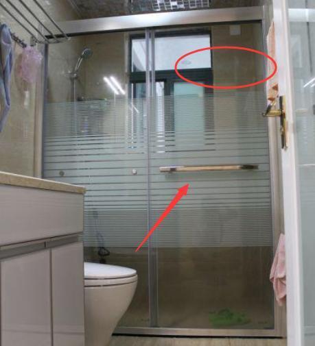浴室玻璃門水垢頑固難清洗？教你輕鬆洗玻璃的方法