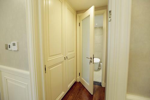 浴室門的開門方向要怎裝才好？
