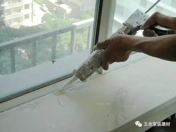 鋁窗玻璃膠鎖使用的防水矽利康有哪些種類？常見鋁窗玻璃膠分類與介紹