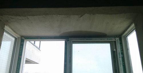 下雨天陽臺窗戶就滲水漏水怎麼辦？陽臺窗戶漏水常見原因與解決方式