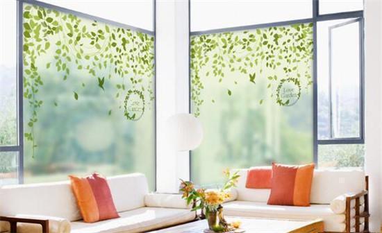 窗戶使用透明玻璃，除了安裝窗簾，也可貼膜確保室內隱私