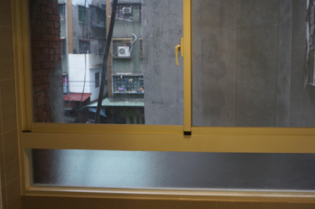 【泰山鐵窗】推射式氣密隔音窗搭配隱藏式摺疊紗窗，解決舊紗窗鬆動掉落問題。歡迎詢問價格