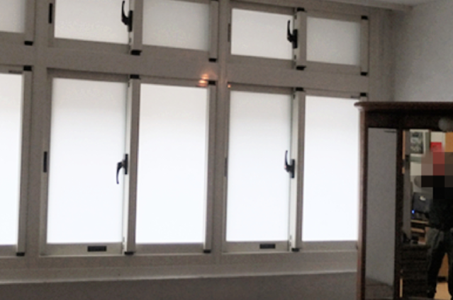 【台北南港鋁門窗】臥室大面玻璃窗無隱私空間，御品屋隔音窗搭配白色膠合玻璃，保有透光度兼隱私